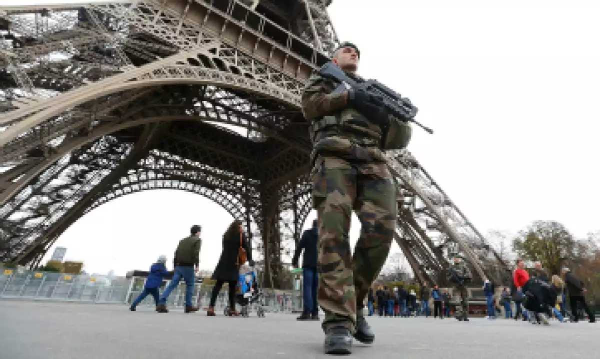 La presencia militar es notable, mucho más de lo habitual, en calles, monumentos, edificios públicos, puentes, aeropuertos, estaciones de trenes y autobuses de la capital. (Foto: Reuters )