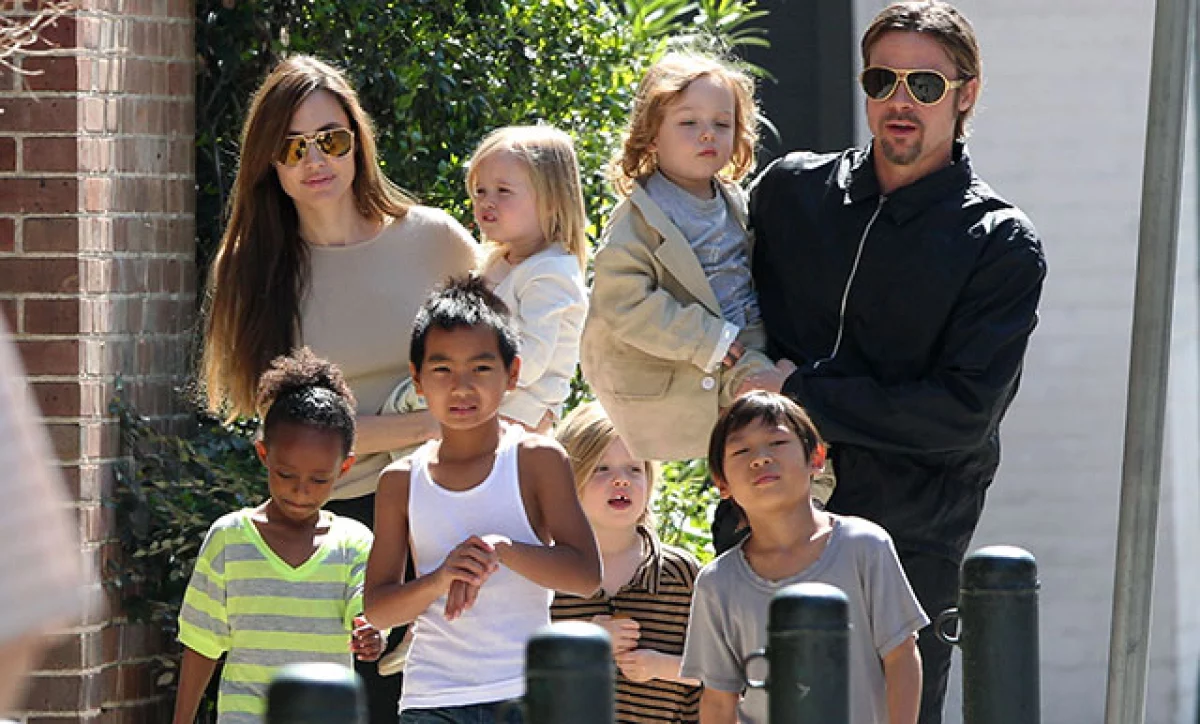 Hijos Angelina y Brad Pitt. De acuerdo con TMZ, el actor habría agredido a sus hijos en un avión y ello habría motivado que Angelina solicitara el divorcio.