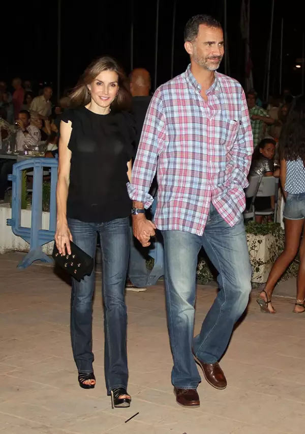 La pareja vistió casual durante el evento.