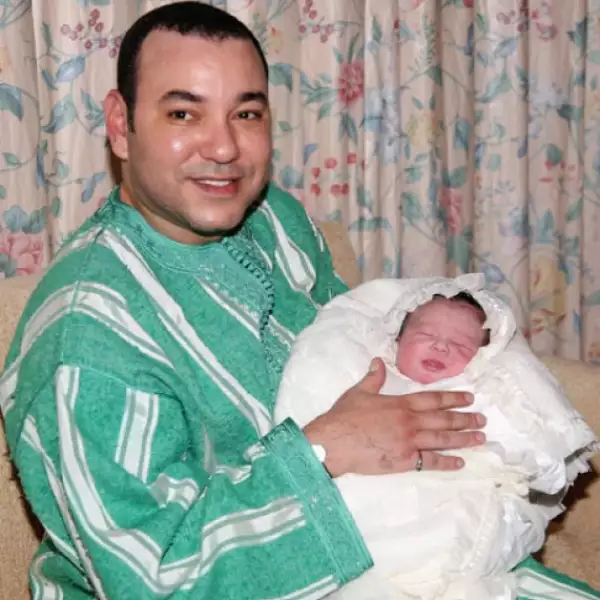 Aquí el príncipe Moulay Hassan de Marruecos con Lalla Khadija a pocos días de nacida, en 2007.