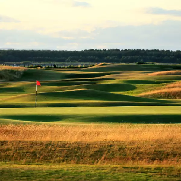 El Old Course es el campo de golf más famoso,  situado entre la mar y las dunas, en la costa este de Escocia en el reino de Fife. En este lugar se encuentra el órgano regulador de todo el golf que ...