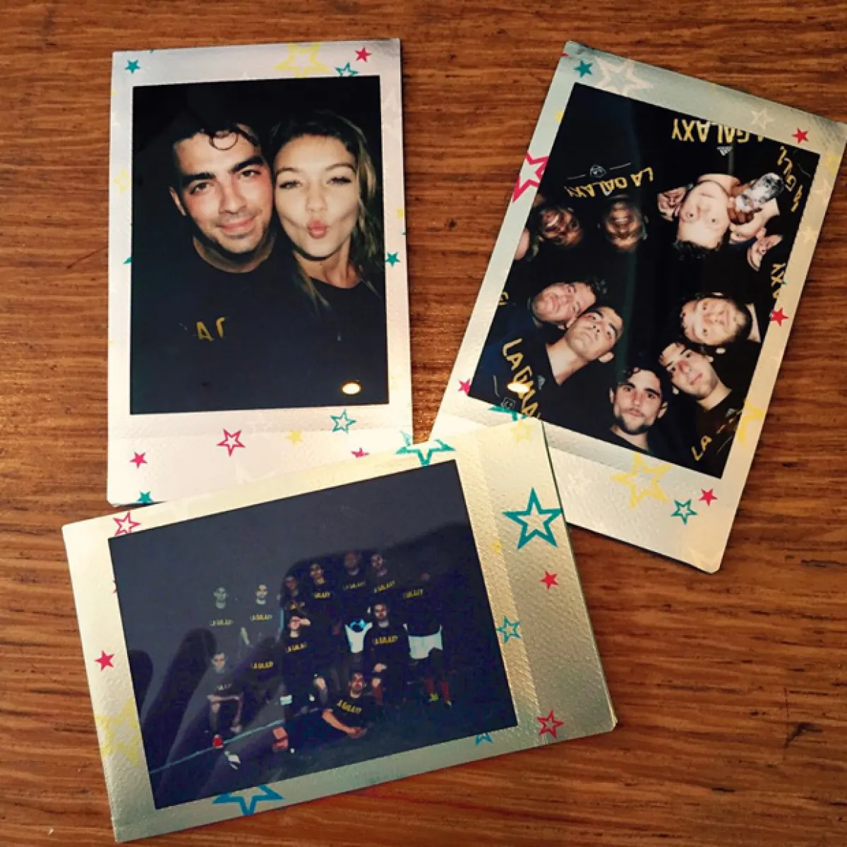 Compartió polaroids de su celebración, incluyendo la selfie con su guapa novia.
