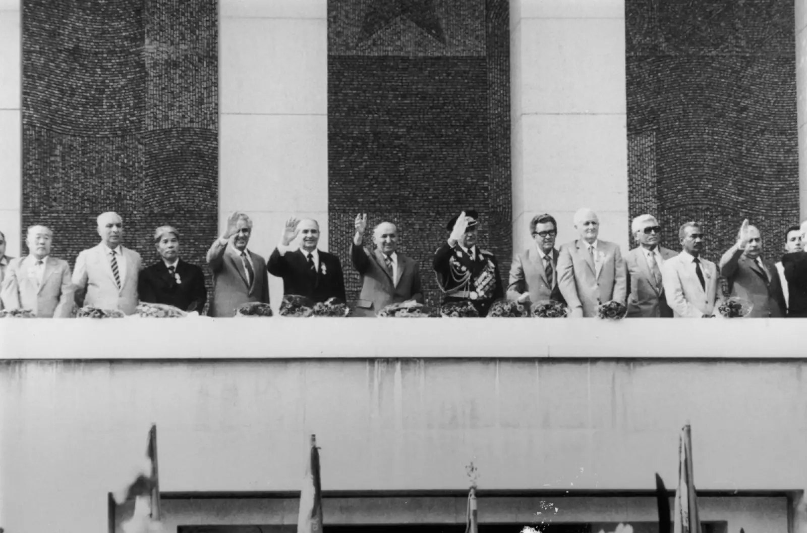 Septiembre de 1984: Varios miembros del Partido Comunista en el Mausoleo de Georgi Dimitrov en Sofía para el 40 aniversario de la Revolución Socialista Búlgara. De izquierda a derecha: Peter Tanchev, Secretario de la Unión Agraria Búlgara; Do Muy, miembro del Politburó del Partido Comunista de Vietnam; Grisha Filipov, Primer Ministro y miembro del Politburó del Partido Comunista Búlgaro (BCP); Mikhail Gorbachev, miembro del Politburó y secretario del Partido Comunista Soviético; Todor Zhivkov, Secretario General del BCP y Presidente del Consejo de Estado; el General de Ejército Dobri Djourov, miembro del Politburó del BCP; Stanko Todorov, presidente de la Asamblea Nacional.
