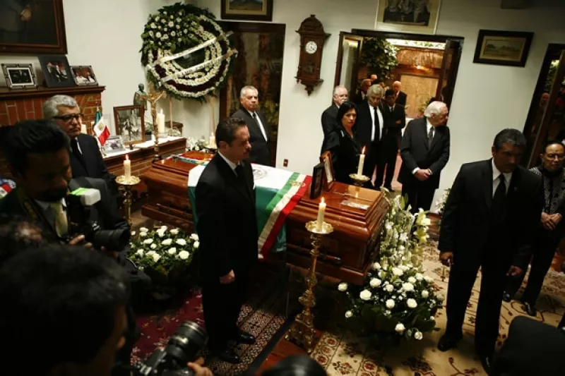 El candidato a la Presidencia llegó a las 14:05, acompañado por una comitiva, en la que no estaba Angélica Rivera, la cúpula del PRI lo esperaba en la puerta, así como Enrique de la Madrid.