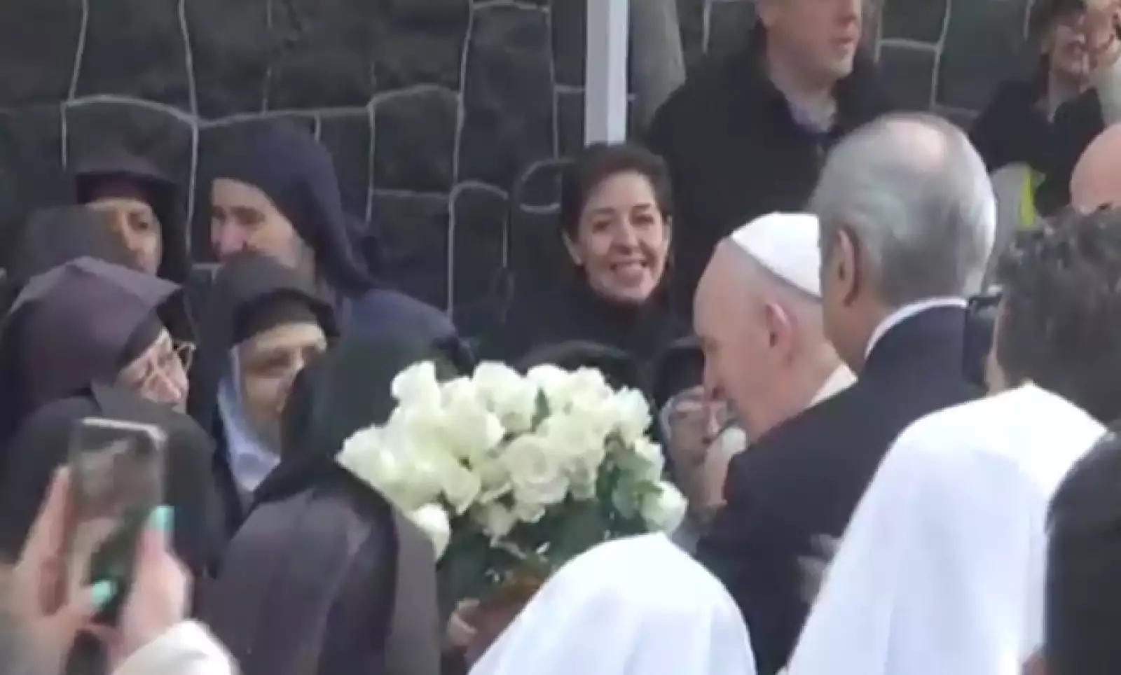 En su trayecto, el papa se detuvo para conversar con algunos creyentes que salieron a las calles a saludarlo.