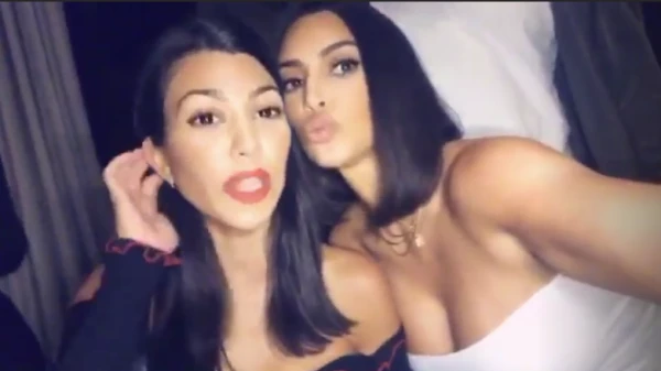 Kourtney y Kim Kardashian