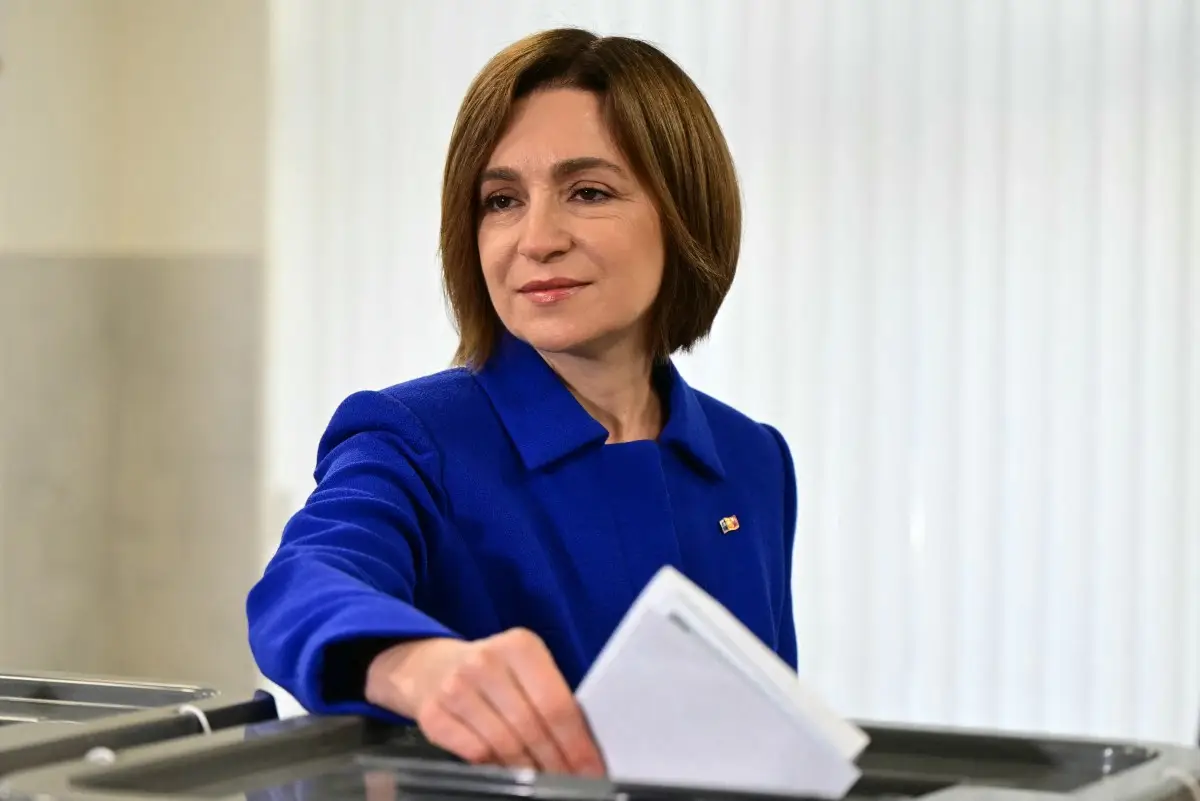 La presidenta moldava Maia Sandu vota en la Escuela Secundaria Teórica Petru Rares, mientras vota en las elecciones parlamentarias, en Chisinau el 28 de septiembre de 2025.