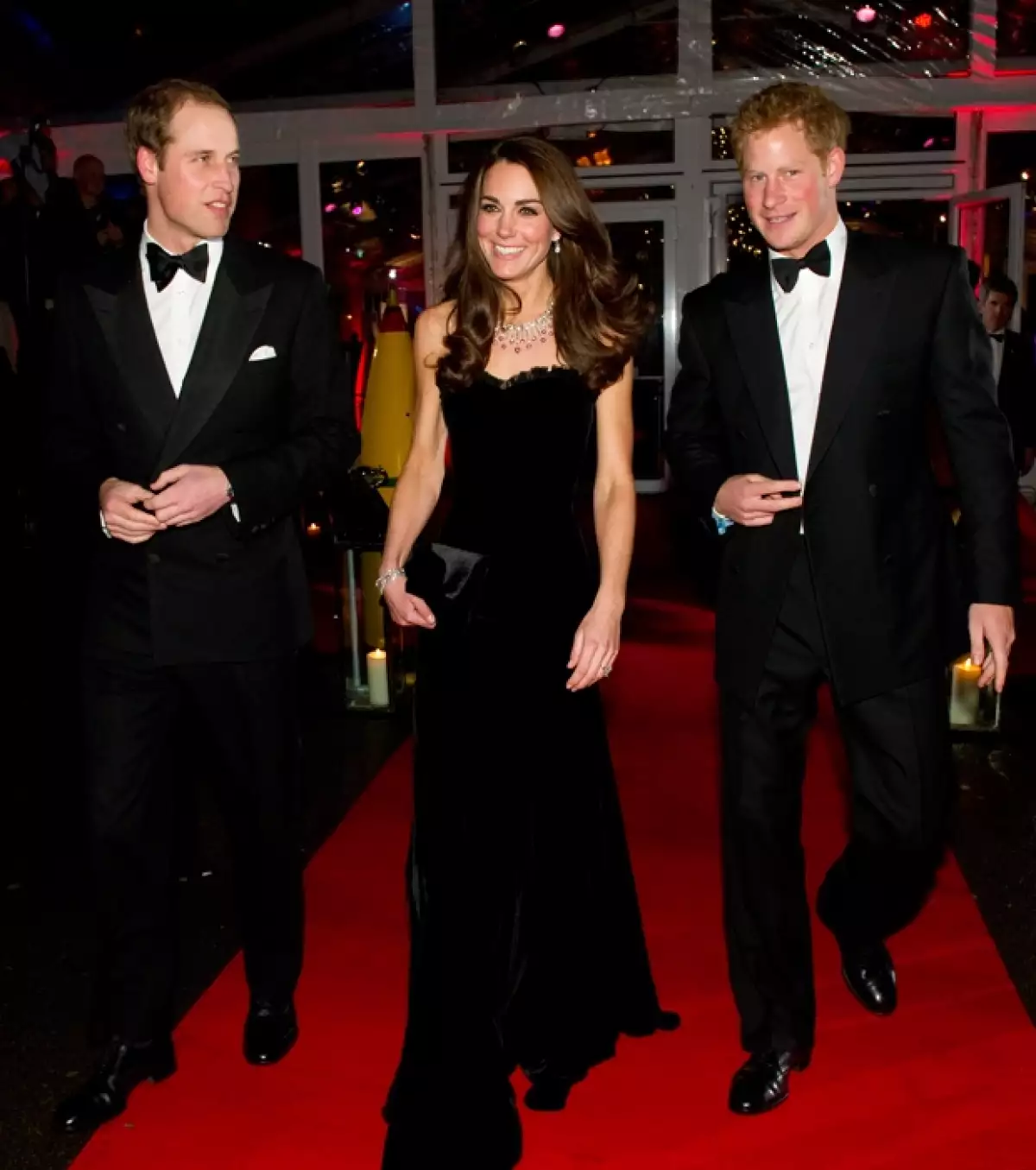 La duquesa llegó acompañada del principe Guillermo y el principe Enrique.