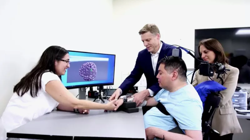 Hombre recupera la movilidad gracias a la IA