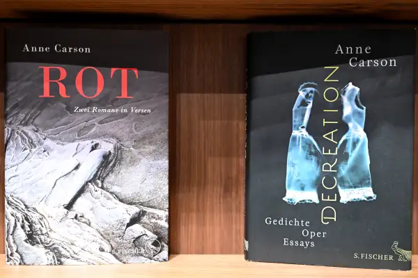 Libros de Anne Carson, ganadora del Premio Nobel de Literatura 2026, se exhiben en el estand de la editorial S. Fischer durante la 78ª Feria del Libro de Frankfurt, en Alemania, el 8 de octubre de 2026.