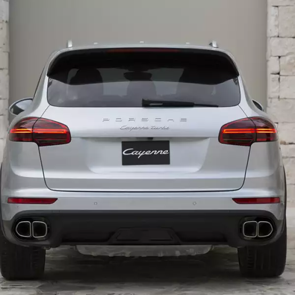 Los cambios llegaron hasta la parte trasera del nuevo Cayenne. Ahora, los faros generan un efecto tridimensional. Las luces de freno están diseñadas en cuatro elementos. La cajuela tiene activación...