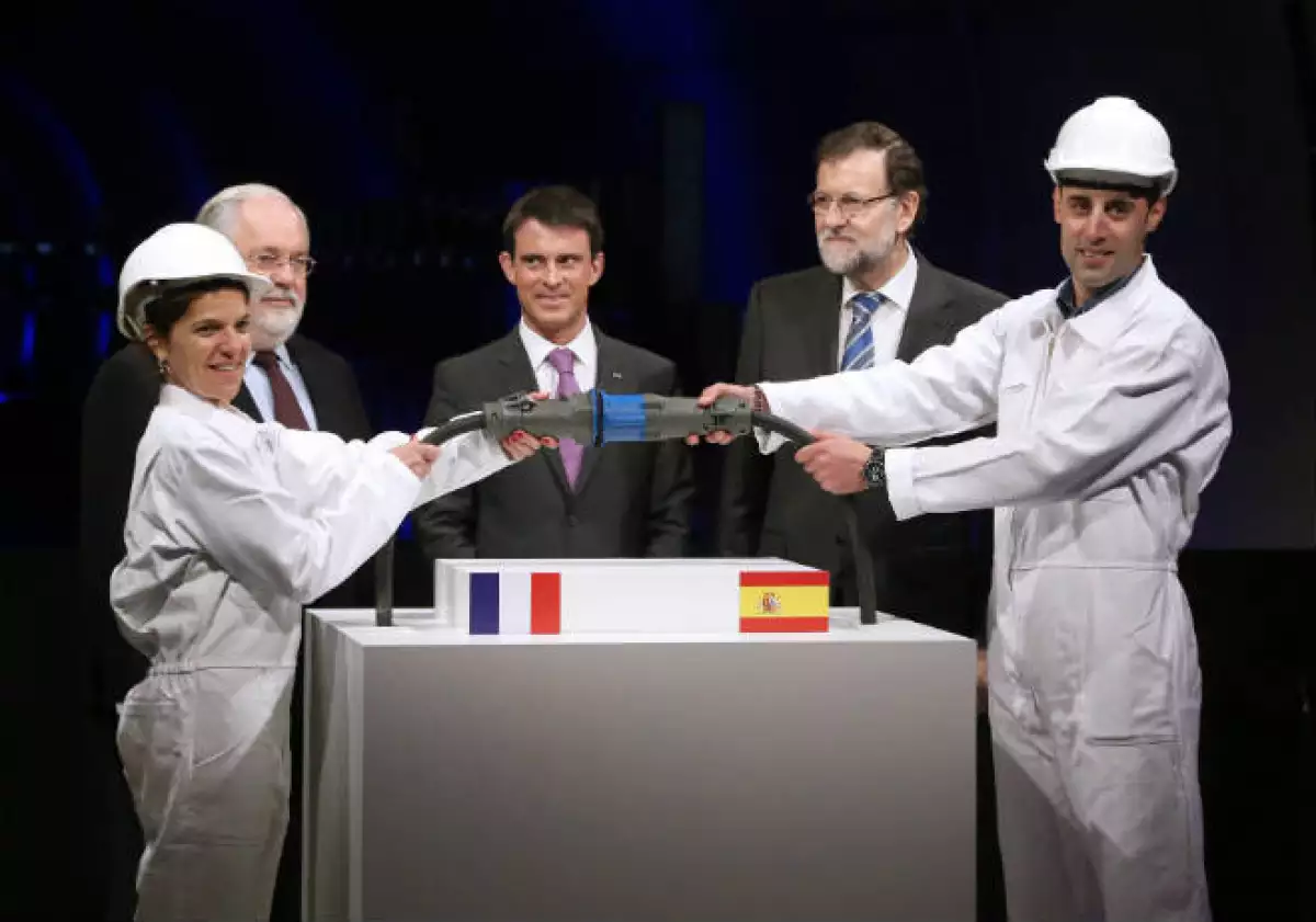 Francia y España estrenan línea para intercambio de electricidad