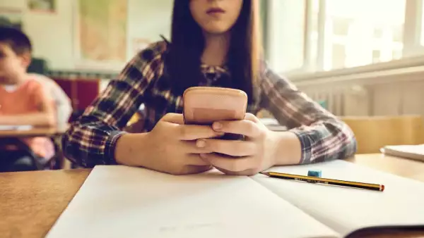 ¿Prohibir celulares en las escuelas mejora el aprendizaje? Esto dicen los expertos