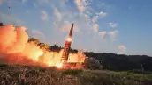 En esta foto difundida por el Ministerio de Defensa de Corea del Sur, se dispara el misil balístico Hyunmu-2 durante un ejercicio para contrarrestar la prueba nuclear de Corea del Norte el 4 de septiembre de 2017 en la Costa Este de Corea del Sur.