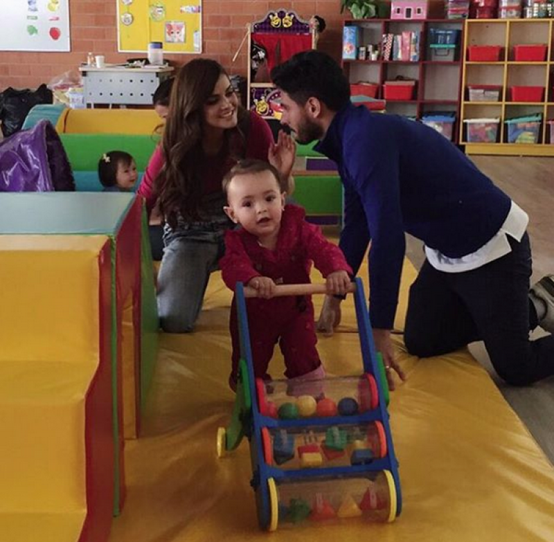 Se muestran compartiendo tiernos momentos en familia.