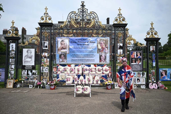 En las puertas del Palacio de Kensington hay fotos, pancartas y arreglos florares para celebrar lo que hubiera sido su cumpleaños 60.