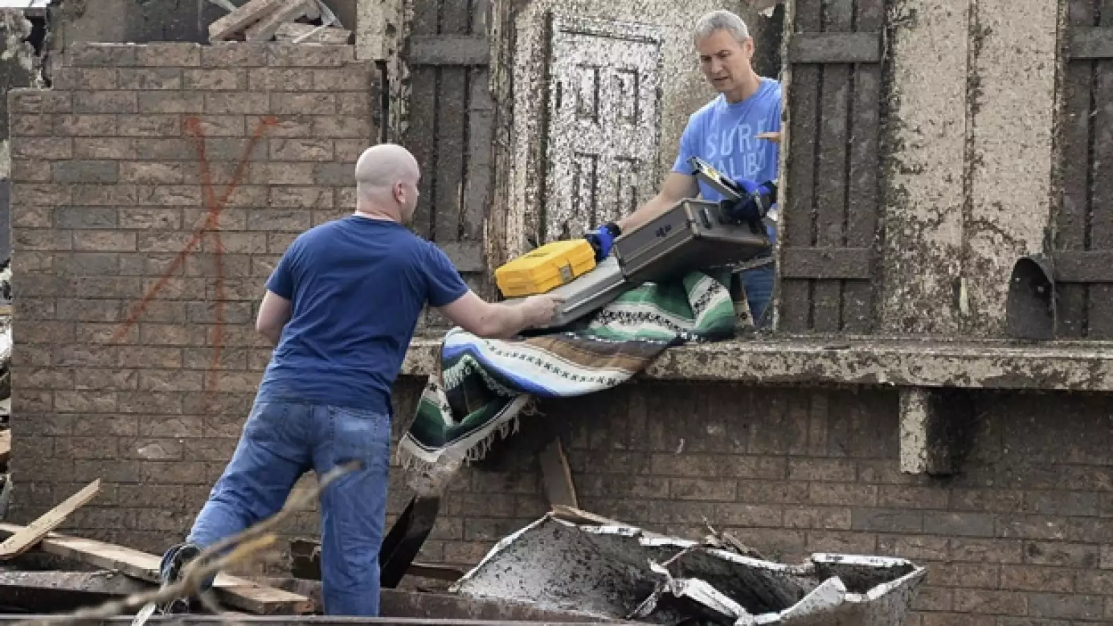 persnoas rescatan sus pertenencias tras el tornado