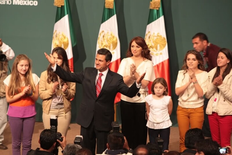Peña Nieto llegó acompañado de Angélica Rivera y sus seis hijos.