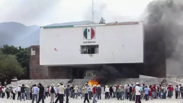 Integrantes de la CNTE quemaron las instalaciones del Partido Revolucionario Institucional (PRI) en Chilpancingo, Guerrero.