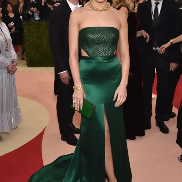 Hailee Steinfeld en H&M.