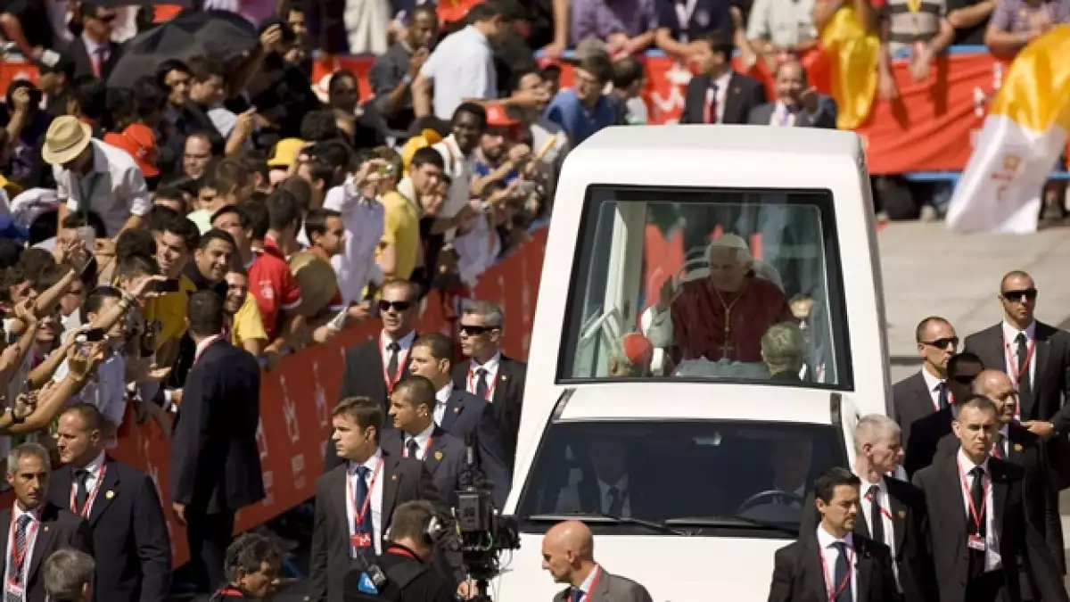 benedicto en el papamovil