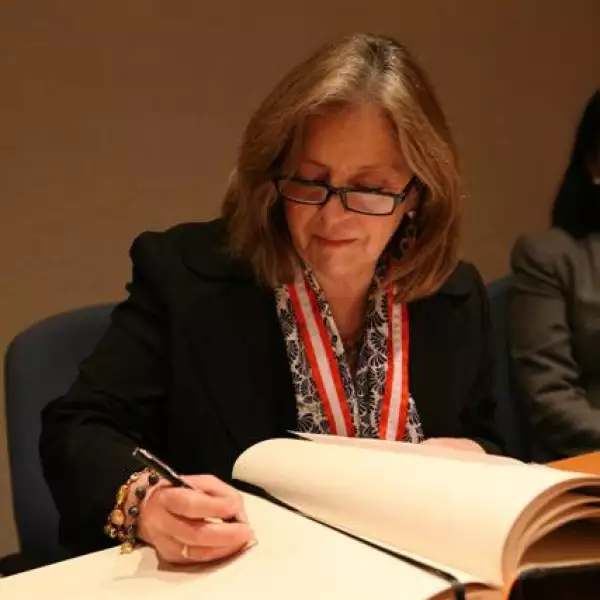 Medalla a Mar?Elena Medina Mora