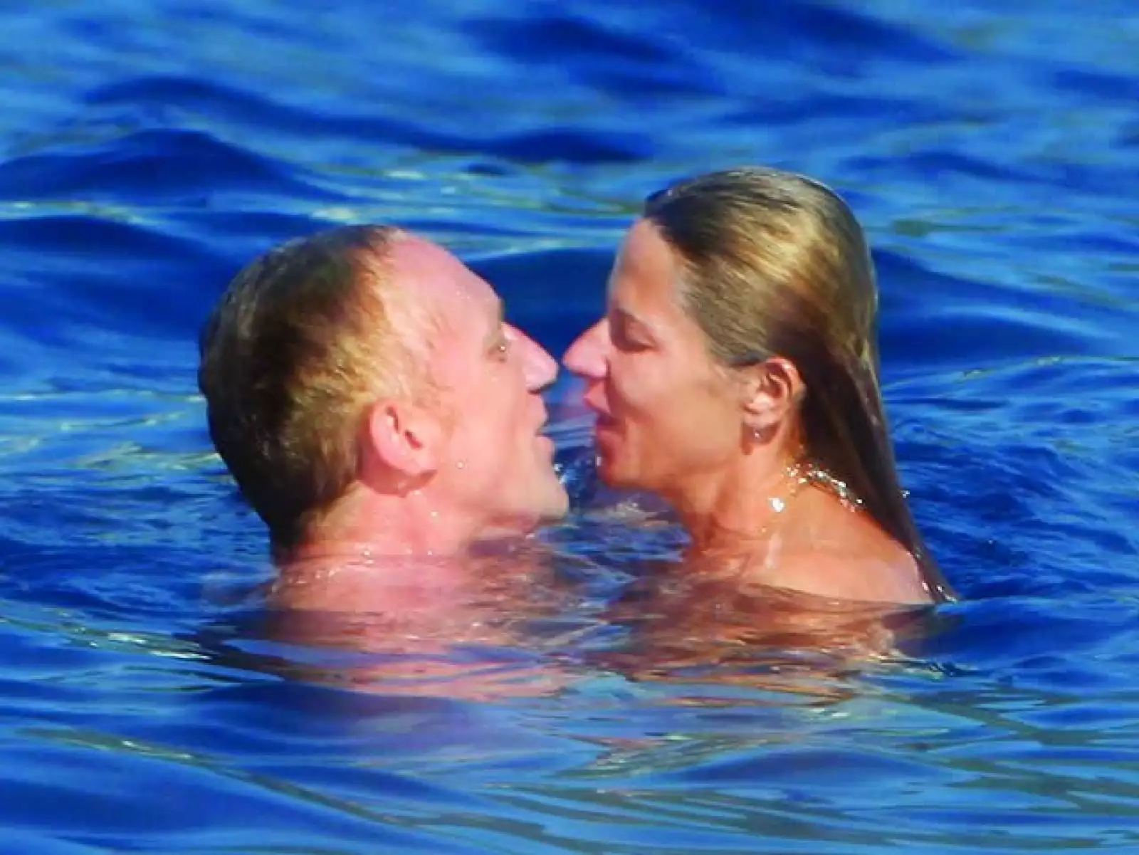 A tan sólo un mes y diez días de haber anunciado su rompimiento con Salma, el empresario ya tiene nueva compañera.