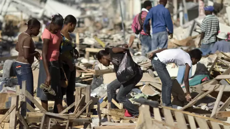 Los sobrevivientes recorren las calles en busca de alimentos en las tiendas que colapsaron con el terremoto. Algunos más remueven escombros con la esperanza de hallar a familiares que aún están desaparecidos.