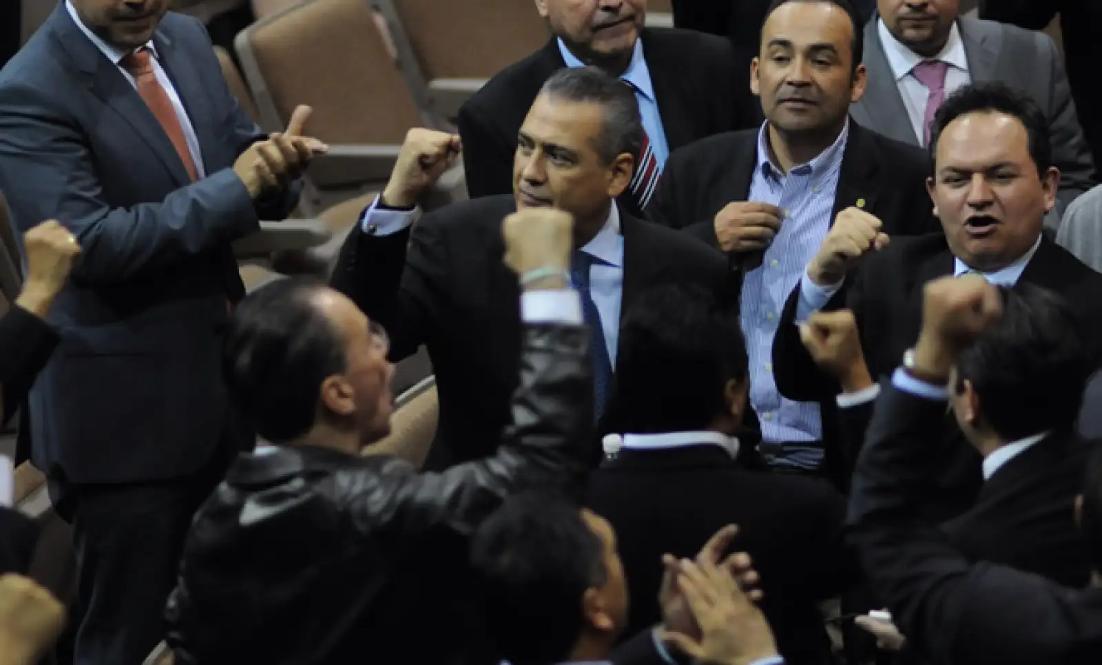 Tras 20 horas, desnudos, ataques verbales y jaloneos, el Congreso aprobó la reforma energética en un auditorio alterno al Salón de Sesiones este jueves.