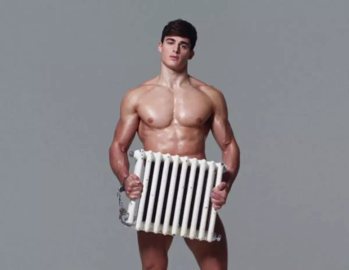 Pietro Boselli en plena labor de modelaje.