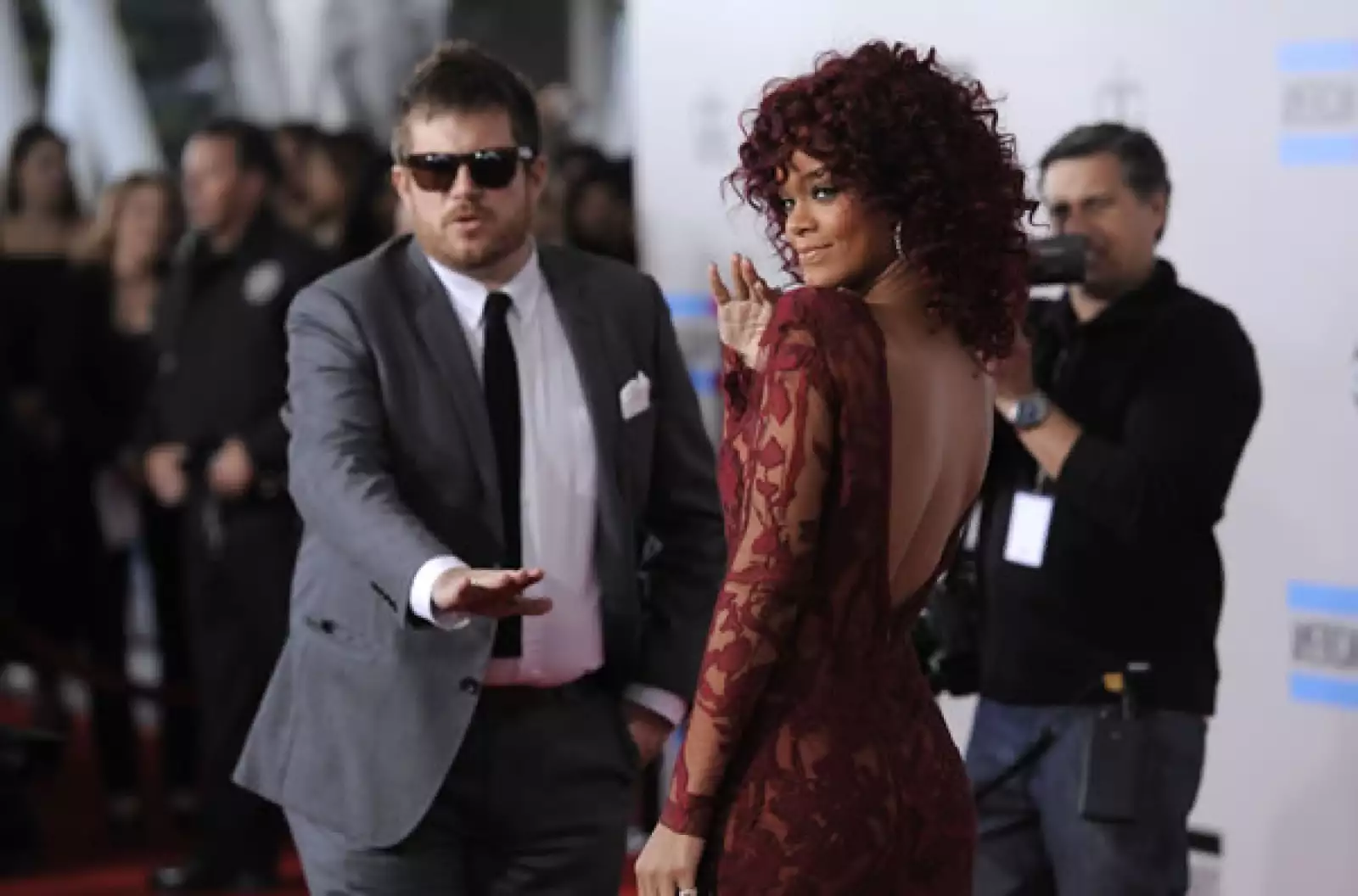 Rihanna impone tendencia en los American Music Awards.