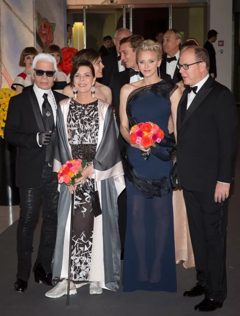 La noche de ayer la casa Real de Mónaco se vistió de gala para celebrar el baile anual de beneficencia en Montecarlo. La hija de la princesa Carolina resaltó por su gracia y belleza.