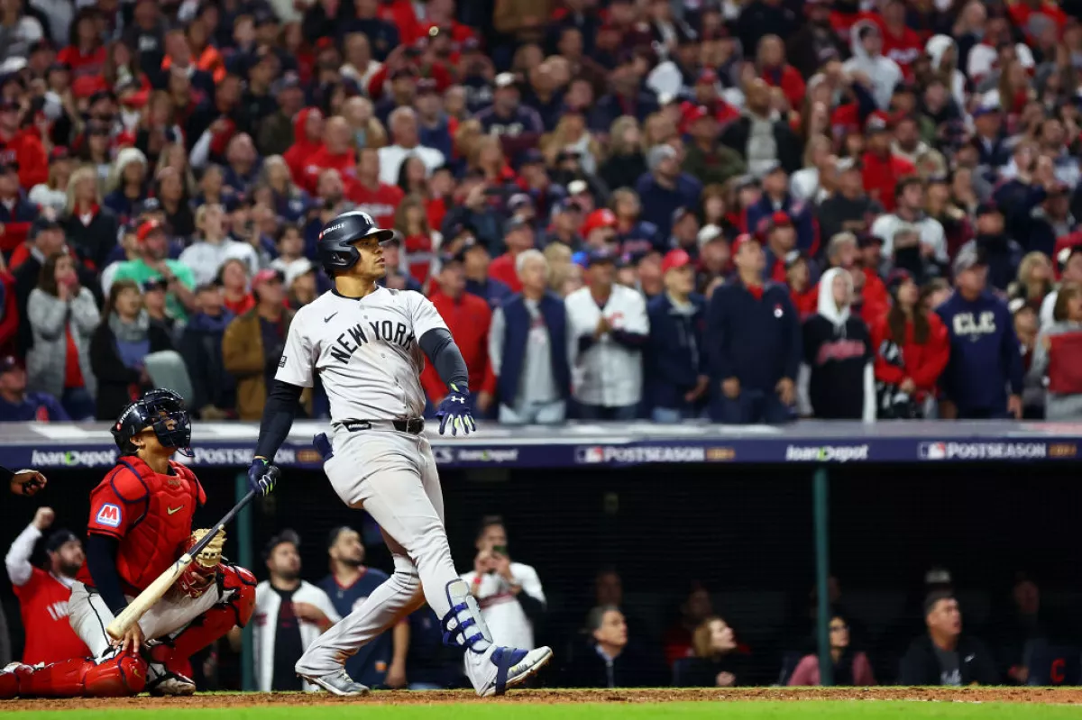 Foto de Juan Soto, de los Yankees, después de hacer un jonrón en el juego contra los Guardians.