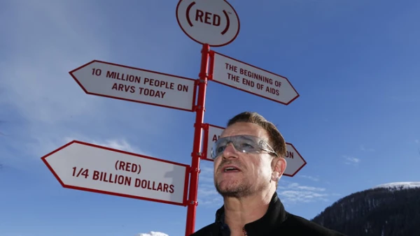 Cantante y cofundador de (RED), posa delante de un cartel durante una sesión fotográfica en el Foro Económico Mundial (WEF) en Davos.