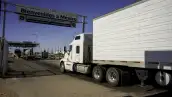Pipa y camión de carga ingresando a México por una de sus aduanas terrestres en el norte del país.