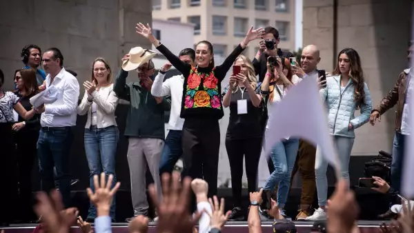 En el marco del cierre de su gira por el país, la ex Jefa de Gobierno de la capital y hoy aspirante a la candidatura presidencial por parte de MORENA, Claudia Sheinbaum, encabezó una asamblea informativa en la explanada del Monumento de la Revolución.