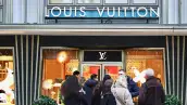 Entrada de gente a tienda de Louis Vuitton