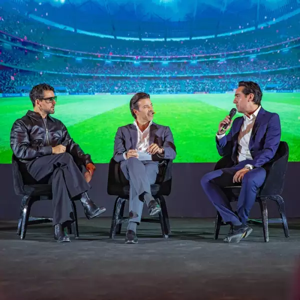 ¿Y quién era él? Nada más y nada menos que Luis Gerardo Méndez, el reconocido actor y productor mexicano, quien además dirigió un panel con algunos líderes de HSBC México, como Santiago Gil y Adolfo de la Vega.