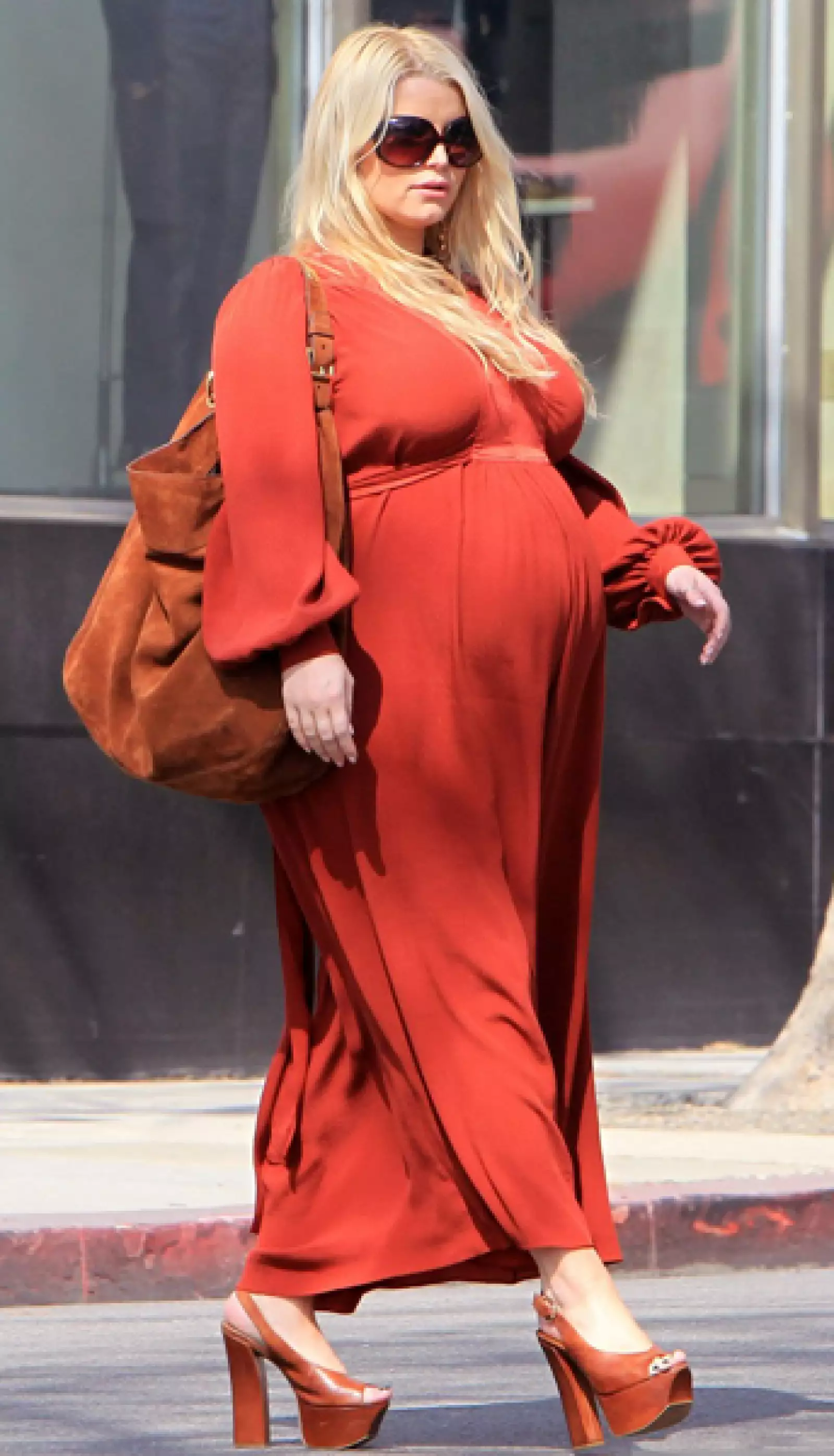 Sin importarle que estaba en sus últimos meses de embarazo Jessica Simpson fue duramente criticada por utilizar altas plataformas para pasear por las calles de Los Ángeles.