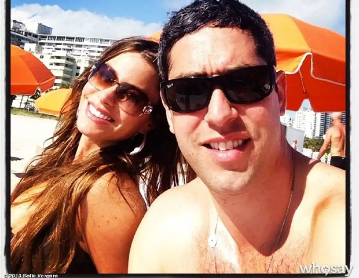 Ayer la pareja acudió a una playa de Miami donde Nick Loeb fue visto en traje de baño y con algunas marcas en su pecho y cuello. Asimismo se filtró una imagen de Sofía Vergara en el suelo.