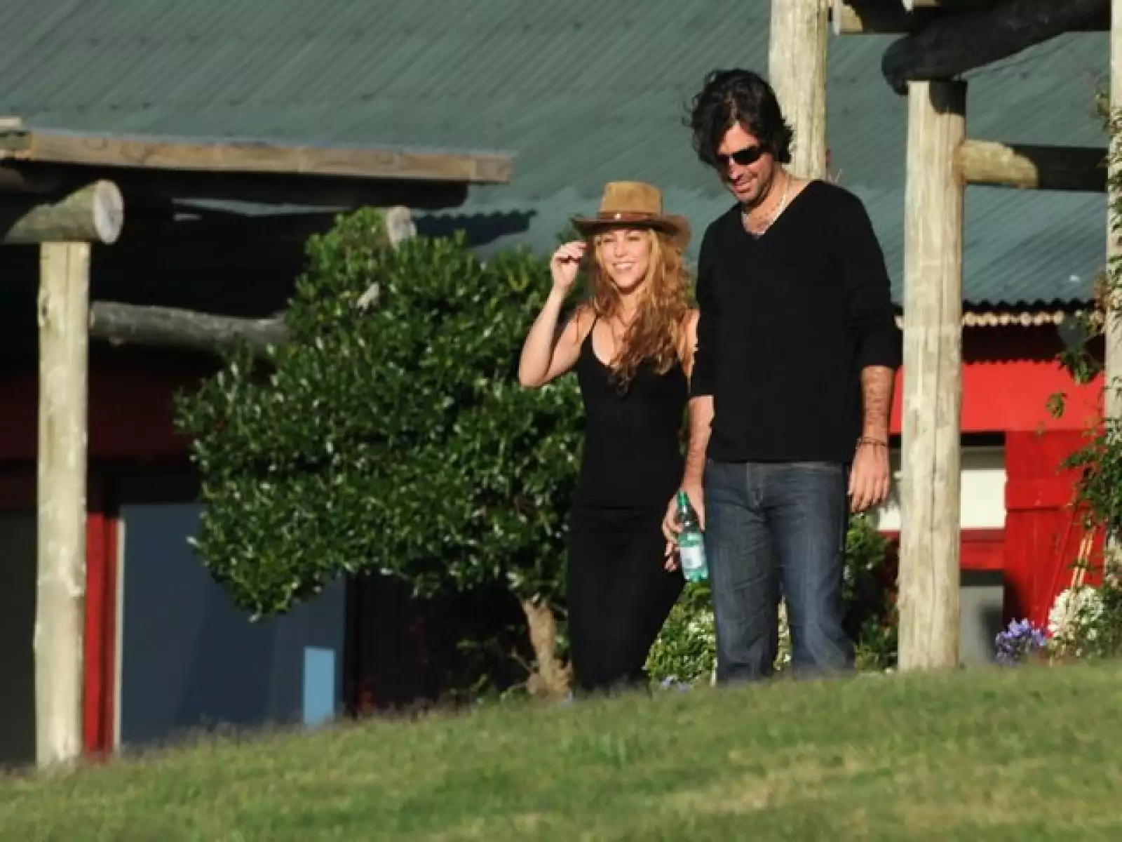 Shakira y su novio, Antonio de la Rua, disfrutan del romance en en Punta del Este, Uruguay.