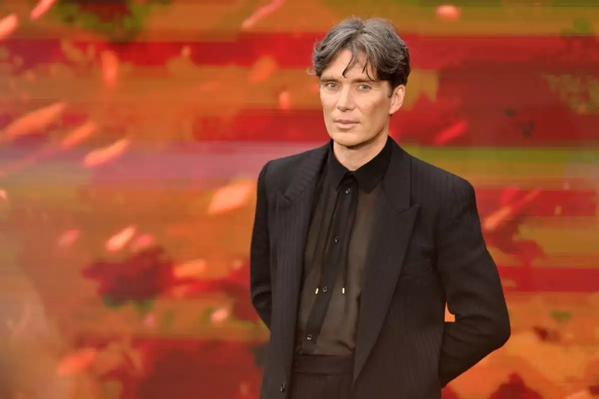 Cillian Murphy usa un corte centre parting.