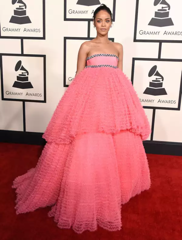 Rihanna llegó a la premiación con un vestido enorme color rosa de Giambattista Valli.