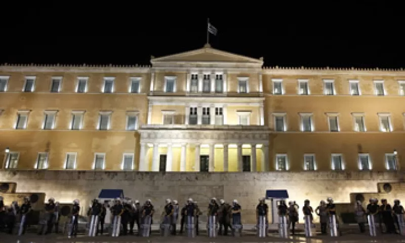 El proyecto de ley incluye planes para transferir y despedir a unos 25,000 empleados públicos. (Foto: Reuters)