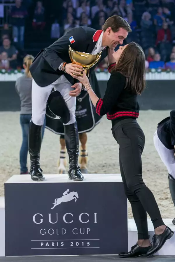 Carlota entregó la copa al ganador del torneo en París.