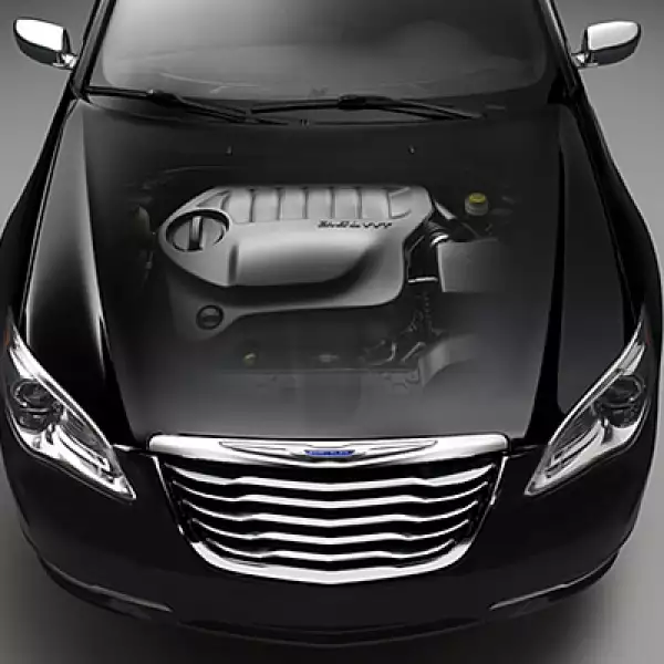 La motorización está disponible en dos versiones, un 2.4 litros de cuatro o seis velocidades o el nuevo 3.6 litros V6 que permite 6 etapas de cambios.