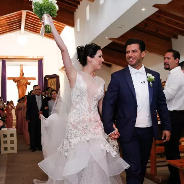 Fátima y Héctor después de convertirse en esposos ante los ojos de Dios.