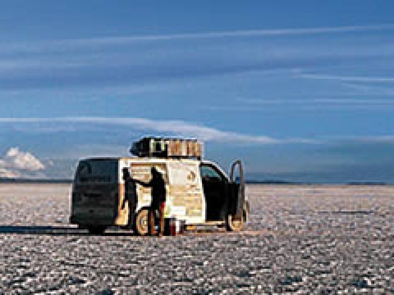 En Bolivia, Agnès Merat y Juan Miguel Gutiérrez cruzaron el interminable salar de Uyuni. (Foto: Laboratorio en movimiento)