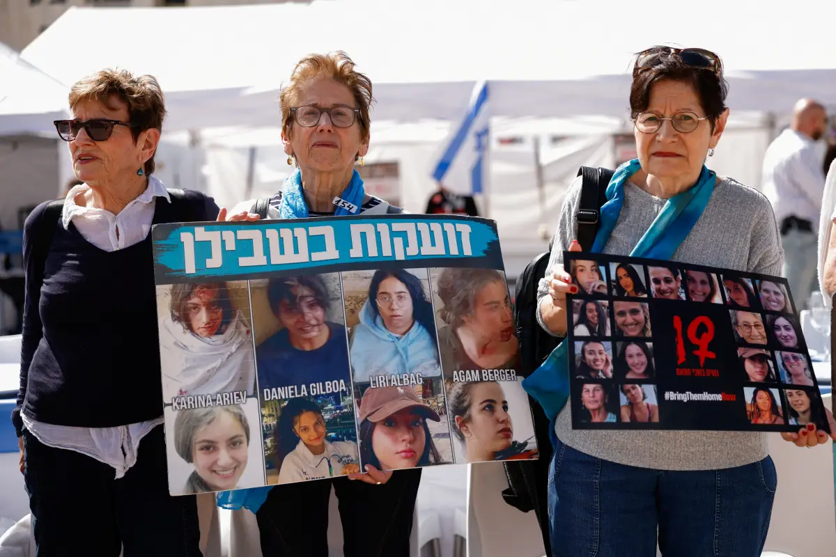Miembros de una ONG, que sostienen carteles con fotos de rehenes secuestrados en el mortal ataque del 7 de octubre a Israel por el grupo islamista palestino Hamas, se reúnen para conmemorar el Día Internacional de la Mujer, en medio del conflicto en curso entre Israel y el grupo palestino islamista Hamas en Gaza, en una plaza pública frente al Museo de Arte de Tel Aviv, en Tel Aviv, Israel, el 8 de marzo de 2024.