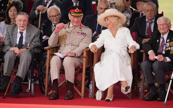 El rey Carlos III y la reina Camila en la conmemoración del 80 aniversario del final de la Segunda Guerra Mundial